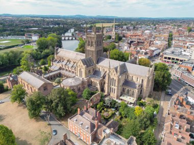 Worcester, Worcestershire, İngiltere - 24 Ağustos 2025: Worcester kentindeki katedralin manzaralı görüntüsü.
