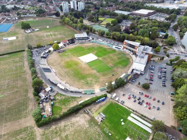 Worcester, Worcestershire, İngiltere - 24 Ağustos 2025: Worcester şehrindeki kriket sahasının havadan görünüşü, çimenler su sıkıntısı nedeniyle çıplaktır.