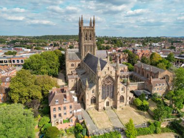 Worcester, Worcestershire, İngiltere - 24 Ağustos 2025: Worcester kentindeki katedralin manzaralı görüntüsü.