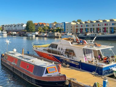 Bristol, Avon, İngiltere, İngiltere - 25 Nisan 2025: Yenilenmiş Bristol City Rıhtımı bölgesinde demirlemiş teknelerin manzarası