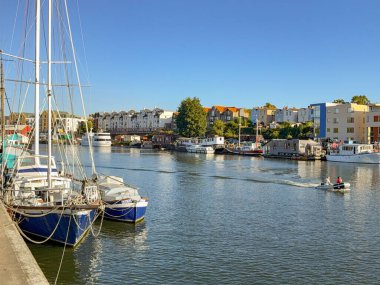 Bristol, Avon, İngiltere, İngiltere - 25 Nisan 2025: Yenilenmiş Bristol City Rıhtımı bölgesinde demirlemiş teknelerin manzarası