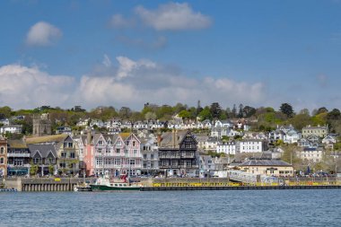 Dartmouth, Devon, İngiltere, İngiltere - 24 Nisan 2025: Dart ve Dartmouth Nehri 'nin sahil manzarası