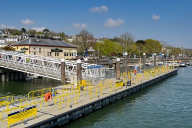 Dartmouth, Devon, İngiltere, İngiltere - 24 Nisan 2025: Dartmouth rıhtımına feribot iniş sahnesi ve iskelesi