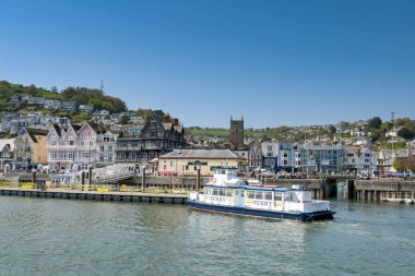 Dartmouth, Devon, İngiltere, İngiltere - 24 Nisan 2025: Dart Nehri 'ni geçtikten sonra Dartmouth' a gelen küçük yolcu feribotu Kingswear Prensesi