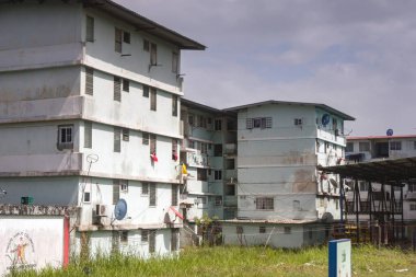 Kolon, Panama - 22 Ocak 2025: Kolon şehrinde apartman blokları.
