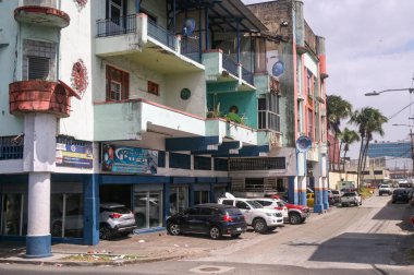 Kolon, Panama - 22 Ocak 2025: Kolon şehrinde bir caddede binalar.