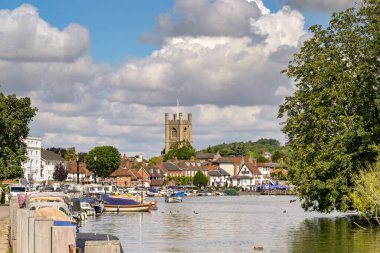 Henley-on-Thames, Oxfordshire, İngiltere - 21 Temmuz 2025: Thames Nehri 'nin Thames' deki manzarası