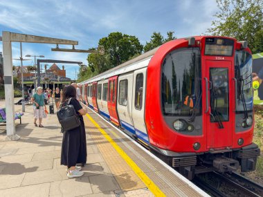 Londra, İngiltere, İngiltere - 4 Temmuz 2024: İnsanlar Southfield istasyonunda Londra metro istasyonuna yetişiyor.