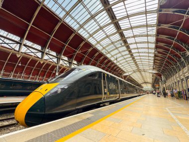 Londra, İngiltere, İngiltere - 4 Temmuz 2025: Londra Paddington tren istasyonunda Platform 1 ile birlikte 800 sınıfı yüksek hızlı bir trenin geniş açılı görüntüsü. Tren Great Western Railway GWR tarafından işletiliyor..