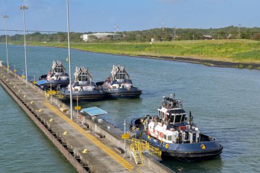 Panama Kanalı, Panama - 23 Ocak 2024: Römorkör tekneleri Panama Kanalı 'nı geçmek için Colon yakınlarındaki bir rıhtıma demir atmış.