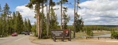 Yellowstone, Wyoming, ABD - 28 Mayıs 2025: Yellowstone Ulusal Parkı 'nın güney girişindeki tabelanın panoramik manzarası,.