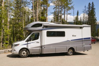 Yellowstone, Wyoming, ABD - 28 Mayıs 2025: Kamp aracı Yellowstone Ulusal Parkı 'nda park halinde..