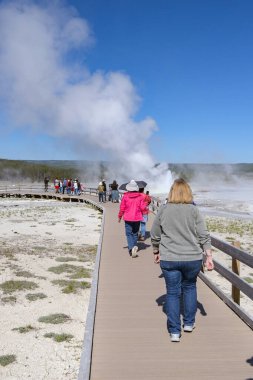 Yellowstone, Wyoming, ABD - 29 Mayıs 2025: Yellowstone Ulusal Parkı 'ndaki Fountain Paintpots Patikası boyunca yürüyen insanlar.