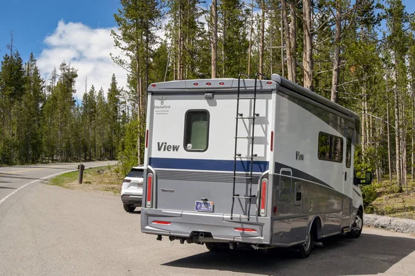 Yellowstone, Wyoming, ABD - 28 Mayıs 2025: Kamp aracı Yellowstone Ulusal Parkı 'nda park halinde..