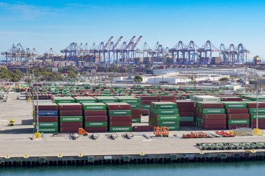 Los Angeles, Kaliforniya, ABD - 12 Ocak 2024: Los Angeles Limanı 'ndaki liman kentinde nakliye konteynırları