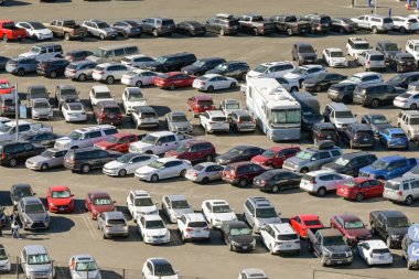 Los Angeles, Kaliforniya, ABD - 12 Ocak 2024: Los Angeles Limanı için yolcu terminalinin otoparkındaki sıra sıra araba görüntüsü