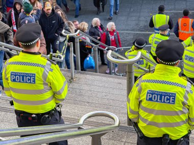 Londra, İngiltere, İngiltere - 25 Ekim 2025: Wembley Stadyumu dışında görevli polis memurları önemli bir spor etkinliği için görev yapıyor