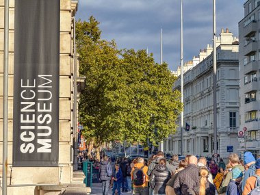 Londra, İngiltere, İngiltere - 25 Ekim 2025: Londra 'nın batısındaki Kensington' daki Bilim Müzesi 'nin önünde kuyruğa giren insanlar