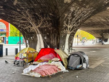 Londra, İngiltere, İngiltere - 25 Ekim 2025: Homlessnes tarafından Londra 'nın merkezindeki büyük bir yolun üst geçidinde kabaca uyumak için kullanılan çadırlar.