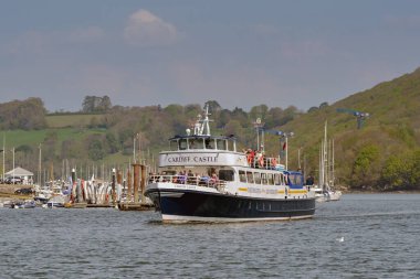 Kingswear, Devon, İngiltere - 24 Nisan 2025: Dart Nehri 'ndeki bir gemi gezisinden sonra Dartmouth' a dönen Cardiff Kalesi.