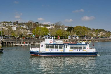 Dartmouth, Devon, İngiltere, İngiltere - 24 Nisan 2025: Dart Nehri 'ni geçtikten sonra Dartmouth' a gelen küçük yolcu feribotu Kingswear Prensesi