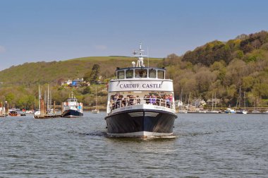 Kingswear, Devon, İngiltere - 24 Nisan 2025: Dart Nehri 'ndeki bir gemi gezisinden sonra Dartmouth' a dönen Cardiff Kalesi.