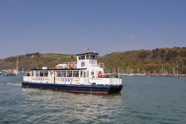 Kingswear, Devon, İngiltere, İngiltere - 24 Nisan 2025: Küçük yolcu feribotu dartmouth ve Kingswear arasında Dart Nehri 'ni geçiyor