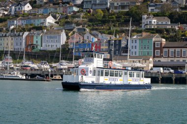 Kingswear, Devon, İngiltere, İngiltere - 24 Nisan 2025: Küçük yolcu feribotu dartmouth ve Kingswear arasında Dart Nehri 'ni geçiyor