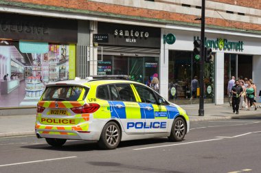 Londra, İngiltere, İngiltere - 4 Temmuz 2025: Londra şehir merkezindeki Oxford Caddesi 'nde polis arabası