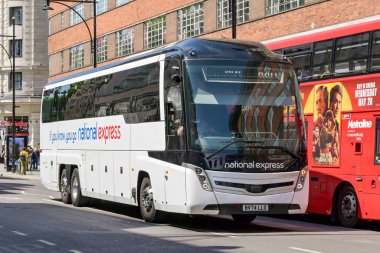 Londra, İngiltere, Uk - 4 Temmuz 2025: Londra şehir merkezindeki Oxford Caddesi 'nde National Express tarafından işletilen ekspres koç