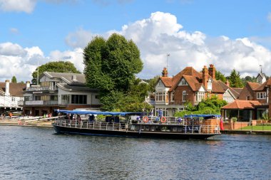 Marlow, Buckinghamshire, İngiltere - 20 Temmuz 2025: Marlow 'daki Thames Nehri' nde turist nehir teknesi..