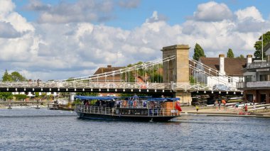 Marlow, Buckinghamshire, İngiltere - 20 Temmuz 2025: Marlow 'daki zincir köprünün altından geçen Thames Nehri' ndeki turist nehir teknesi..