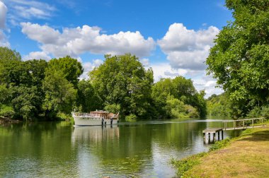 Marlow, Buckinghamshire, İngiltere - 20 Temmuz 2025: Marlow yakınlarındaki Thames Nehri 'nde klasik bir ahşap motor fırlatma sililasyonu manzarası