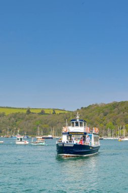 Kingswear, Devon, İngiltere, İngiltere - 24 Nisan 2025: Küçük yolcu feribotu dartmouth ve Kingswear arasında Dart Nehri 'ni geçiyor
