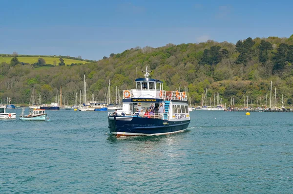 Kingswear, Devon, İngiltere, İngiltere - 24 Nisan 2025: Küçük yolcu feribotu dartmouth ve Kingswear arasında Dart Nehri 'ni geçiyor