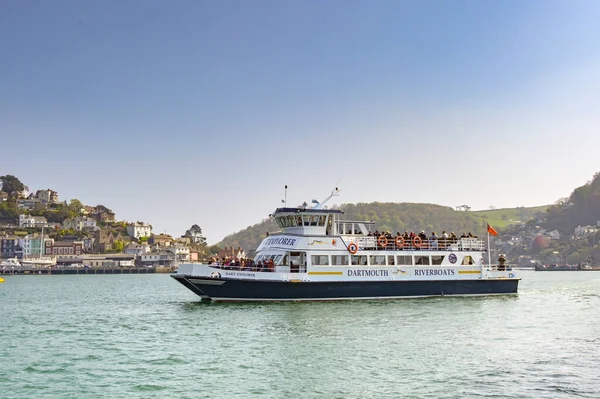 Kingswear, Devon, İngiltere - 24 Nisan 2025: Dartmouth ve Kingswear arasındaki River Dart 'ta turistik gezi teknesi
