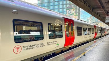 Cardiff, Wales, İngiltere - 24 Ekim 2025: Cardiff Merkez Tren İstasyonu 'nun Galler Taşımacılığı tarafından işletilen tren