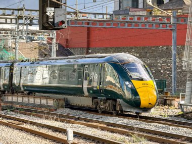 Cardiff, Wales, İngiltere - 24 Ekim 2025: Great Western Railway GWR tarafından işletilen sınıf 800 hızlı tren Cardiff Central tren istasyonuna varıyor