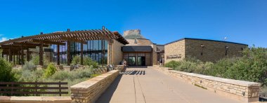 Montezuma İlçesi, Colorado, ABD - 24 Mayıs 2025: Ulusal Park Hizmetleri tarafından işletilen Mesa Verde Ziyaretçi ve Araştırma Merkezi 'nin panoramik ön görünümü.