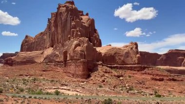 Moab, Utah 'taki Arches Ulusal Parkı' ndaki kum taşı oluşumunun panoramik görüntüsü..