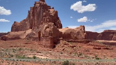 Moab, Utah 'taki Arches Ulusal Parkı' ndaki kum taşı oluşumunun panoramik görüntüsü..