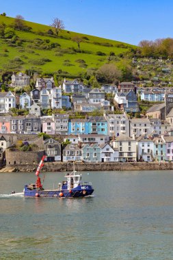 Dartmouth, Devon, İngiltere, İngiltere - 24 Nisan 2025: Güvertesinde hidrolik vinç bulunan küçük sanayi teknesi Dartmouth 'taki Nehir dartında yelken açıyor