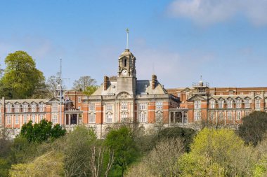 Dartmouth, Devon, İngiltere, İngiltere - 24 Nisan 2025: Dartmouth kasabasının yukarısındaki bir tepede bulunan Kraliyet Donanma Koleji manzarası.