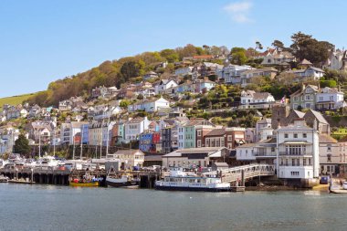 Kingswear, Devon, İngiltere, İngiltere - 24 Nisan 2025: Kingswear kasabasının manzarası ve Dart Nehri kıyısındaki liman manzarası