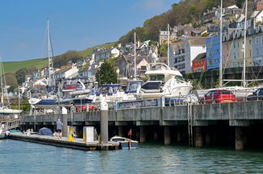 Kingswear, Devon, İngiltere, İngiltere - 24 Nisan 2025: Darthaven yat limanının ve Kingswear 'deki Dart Nehri' ndeki hizmetlerin manzaralı manzarası