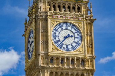 Londra, İngiltere, İngiltere - 4 Temmuz 2025: Büyük Çan 'a ev sahipliği yapan Elizabeth Kulesi üzerindeki saatin yakın görüntüsü, daha çok Londra' nın merkezindeki Westminster 'daki Parlamento Evleri' nde Büyük Ben olarak bilinir.