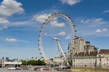 Londra, İngiltere, İngiltere - 4 Temmuz 2025: Thames Nehri 'nin yanındaki London Eye' ın manzarası.
