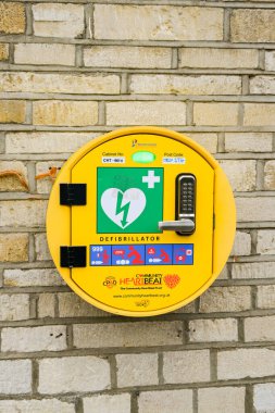 Woodstock, Oxfordshire, İngiltere - 8 Ekim 2025: Woodtsock kasabasındaki bir mağazanın duvarında acil durum durumunda kamu kullanımı için otomatik AED defibrilatörü