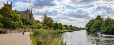 Worcester, Worcestershire, İngiltere, İngiltere - 24 Ağustos 2025: Severn Nehri 'nin kıyısındaki katedralin altındaki patikanın panoramik görüntüsü.
