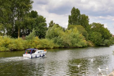 Worcester, Worcestershire, İngiltere - 24 Ağustos 2025: Worcester şehrinin yanından geçen Severn nehri boyunca seyreden motorlu tekne.